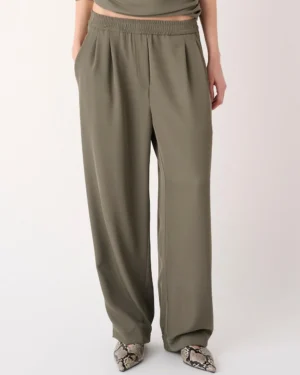 Pantalone morbido in crepe Mei Mei J verde militare con tasche e linea fluida