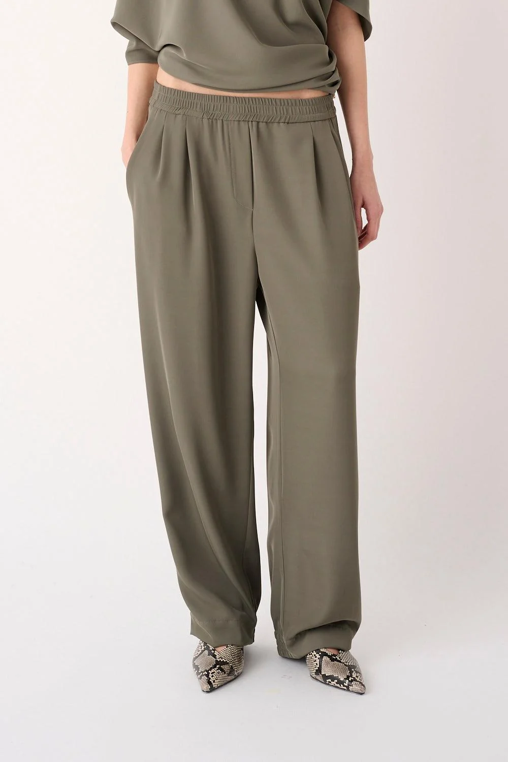 Pantalone Morbido in Crepe Mei Mei J | FYSIS STORE Pantalone morbido in crepe Mei Mei J verde militare con tasche e linea fluida