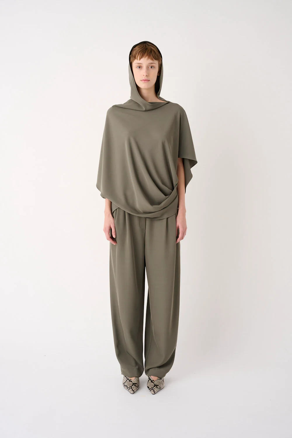 Blusa Asimmetrica con Cappuccio Mei Mei J | FYSIS STORE Blusa Mei Mei J verde militare con cappuccio