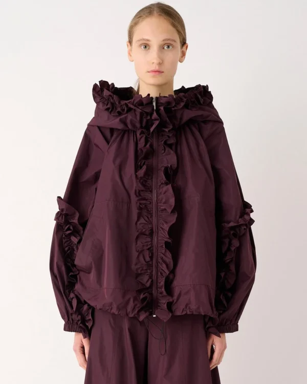 Modella con giacca con rouches in taffetà sassafras