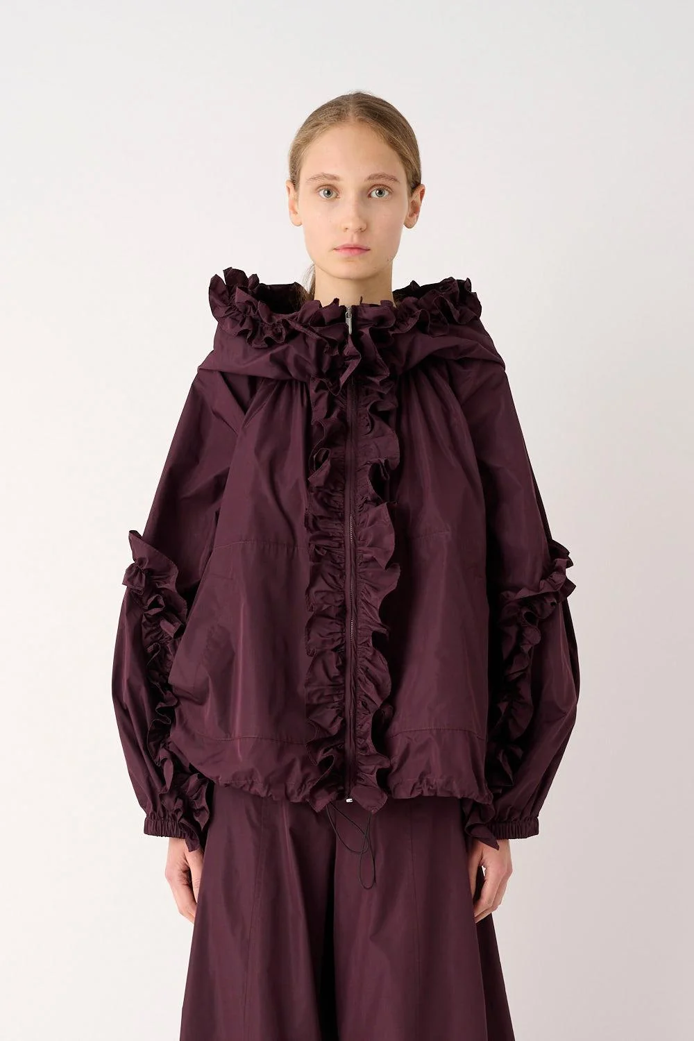Giacca con Rouches Taffetà | FYSIS STORE Modella con giacca con rouches in taffetà sassafras