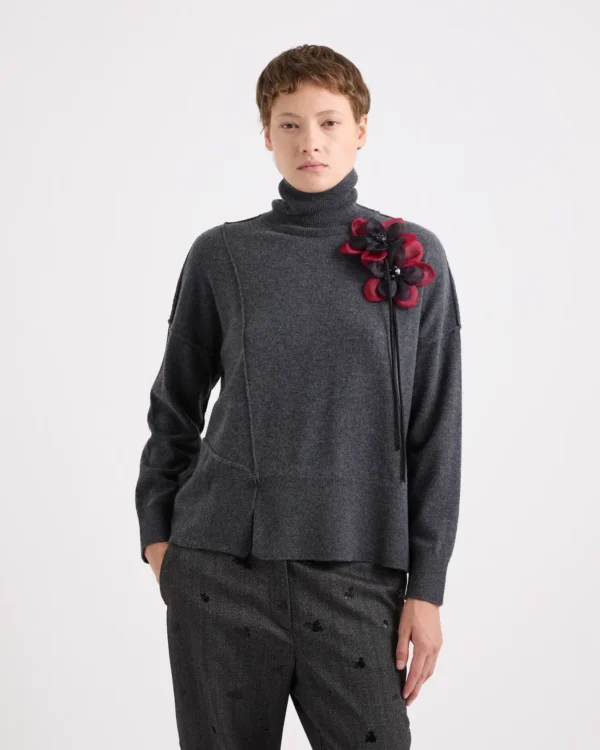 Maglia dolcevita grigia con fiore Alessia Santi
