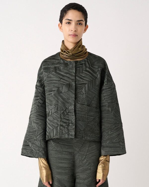 Giacca corta plissettata verde Mei Mei J con pantalone coordinato Fysis Store