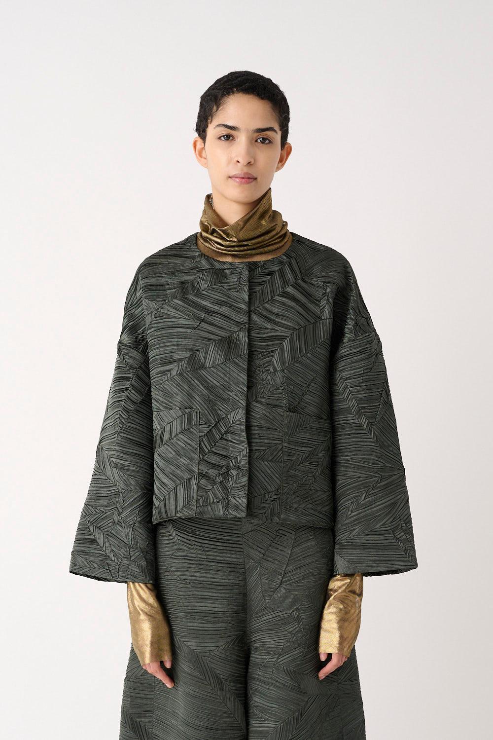 Giacca Corta Plissettata Verde Mei Mei J | FYSIS STORE Giacca corta plissettata verde Mei Mei J con pantalone coordinato Fysis Store