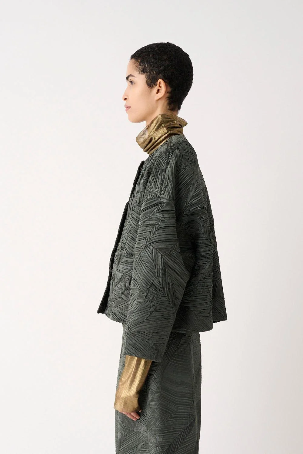 Giacca Corta Plissettata Verde Mei Mei J | FYSIS STORE Giacca Corta Plissettata Verde Mei Mei J - immagine 2