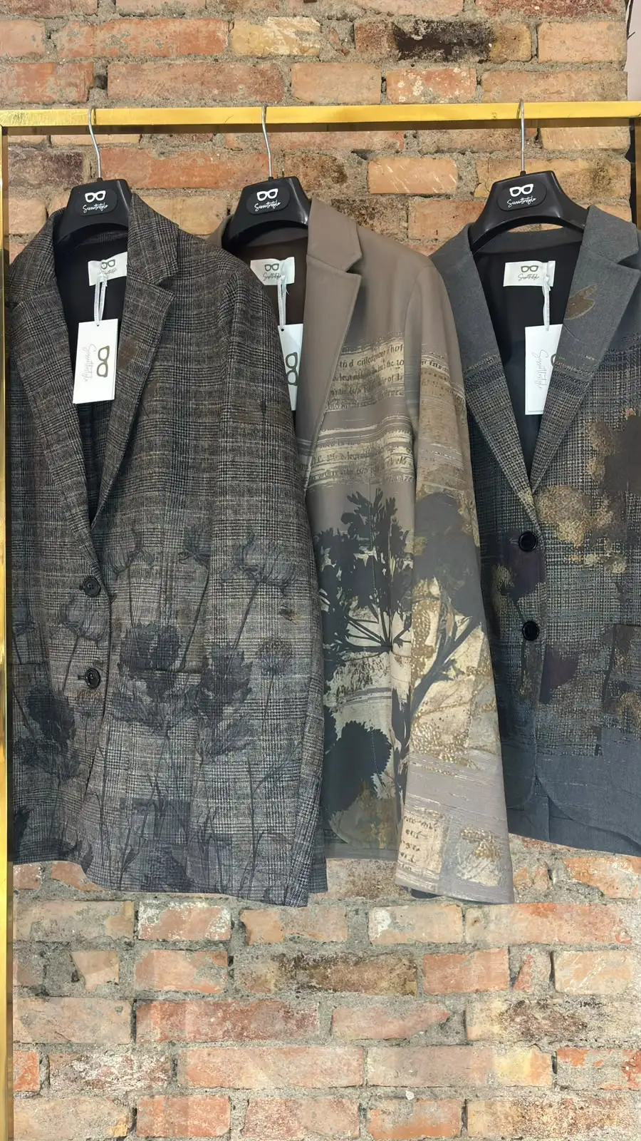 Giacca Galles Sissiottostyle Grigio Art à Porter | FYSIS STORE Giacca Galles Sissiottostyle grigio vista di profilo con stampa botanica