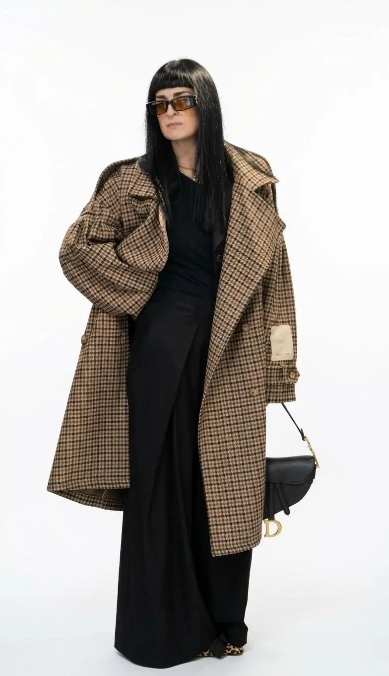 Trench Over Pied De Poule Rex Jacqueur | FYSIS STORE Indossato: Trench Over Pied De Poule Rex Jacqueur con spalla scesa e mostrine