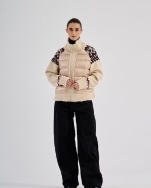 Piumino ibrido Montereggi beige con maniche in maglia jacquard e pantaloni neri larghi FYSIS STORE.