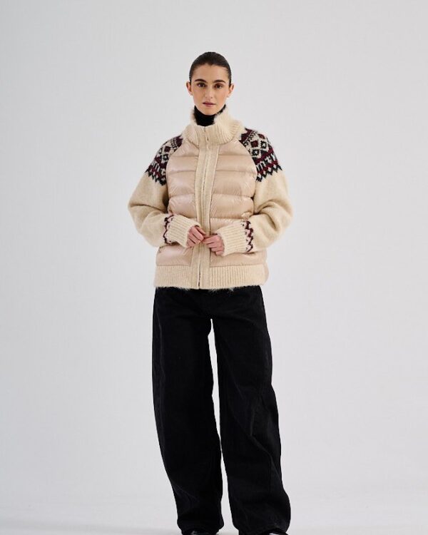 Piumino ibrido Montereggi beige con maniche in maglia jacquard e pantaloni neri larghi FYSIS STORE.