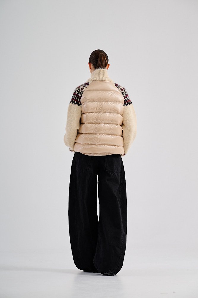 Piumino Ibrido Montereggi Beige | FYSIS STORE Vista posteriore del piumino ibrido Montereggi con trapunta orizzontale e maniche lavorate