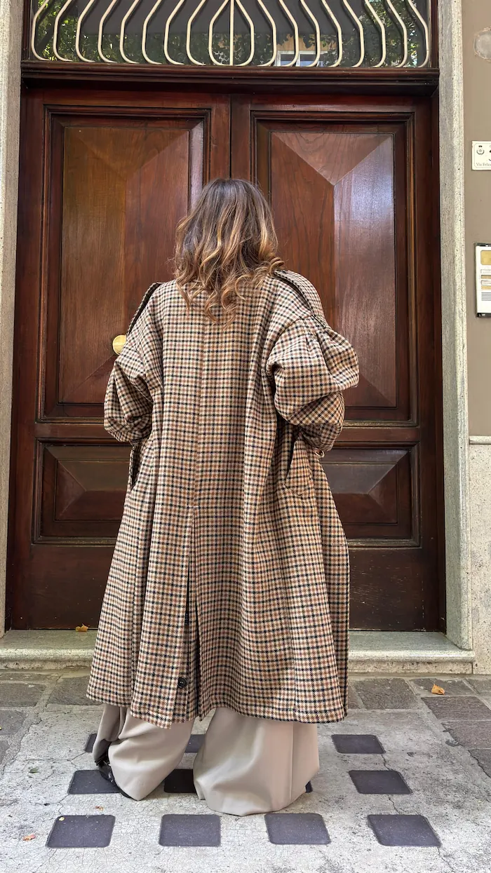Trench Over Pied De Poule Rex Jacqueur | FYSIS STORE Trench over pied de poule Rex Jacqueur visto da dietro con spacco abbottonato e maniche a palloncino